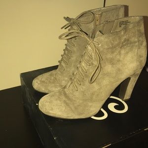 Seychelles Suede heeled bootie!!